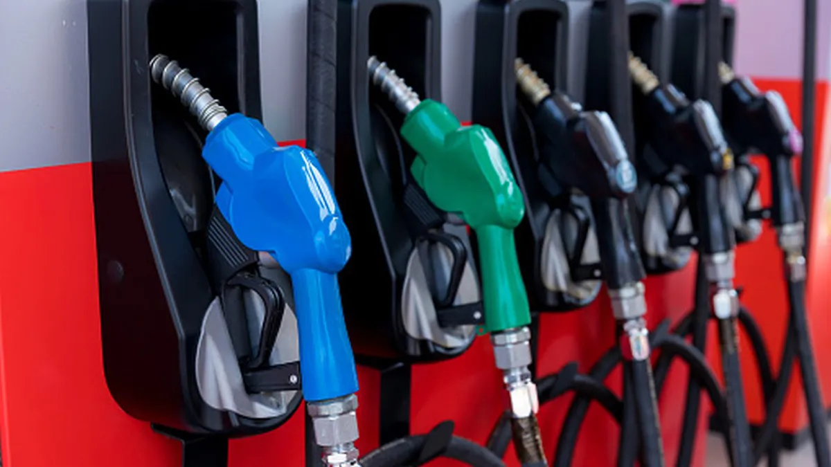 Începutul de săptămână vine cu vești proaste pentru români! S-a scumpit benzina! Cât a ajuns să coste un litru de carburant