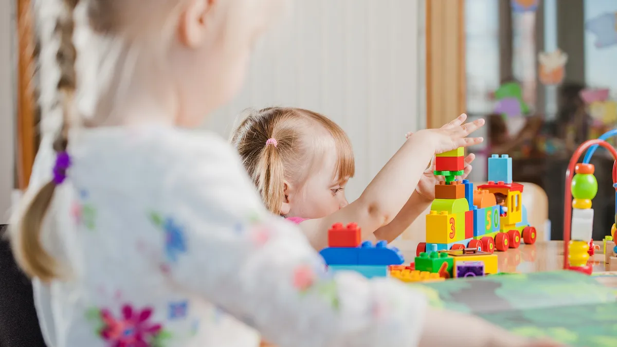 Tichete creșă 2023. Angajații pot beneficia lunar de un ajutor financiar de 570 lei