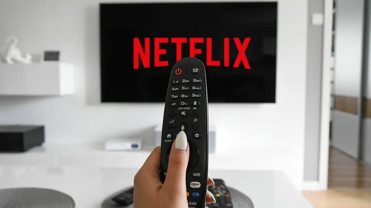 Veste proastă pentru utilizatorii Netflix care își împart contul cu alte persoane! Vor plăti o taxă suplimentară