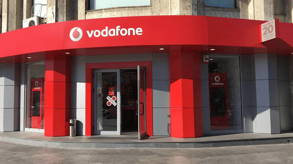 Val de concedieri la Vodafone. Compania dă afară sute de angajați pentru a reduce costurile