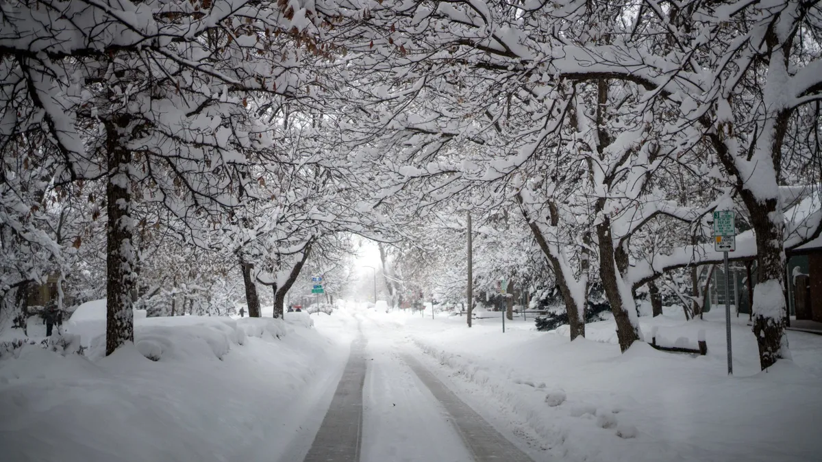 Alertă de vreme rea! Temperaturile vor scădea cu mult sub 15 grade celsius. Autoritățile fac apel la oameni să stea în case
