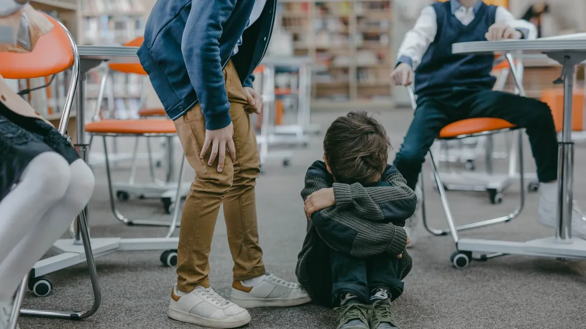 Bullying-ul un fenomen răspândit în România! Aspectul fizic și statutul social îi pot transforma pe copii în ținte sigure pentru hărțuire