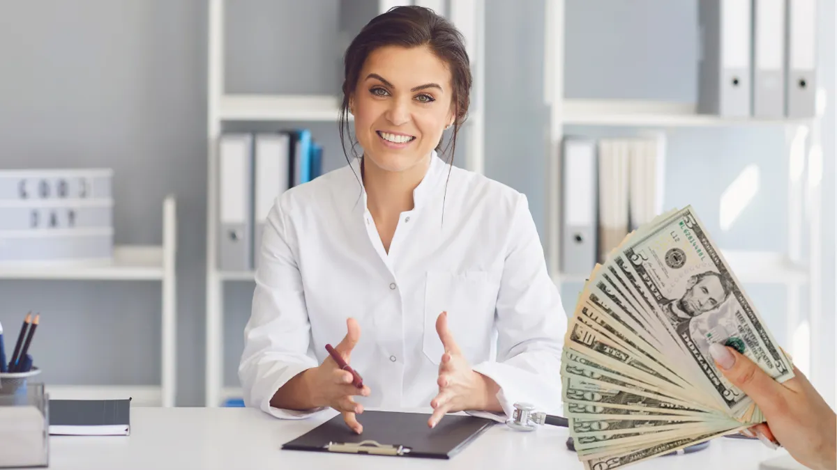 Mită de peste 90.000 euro pentru angajarea în spital. Cine este femeia prinsă în flagrant de DNA