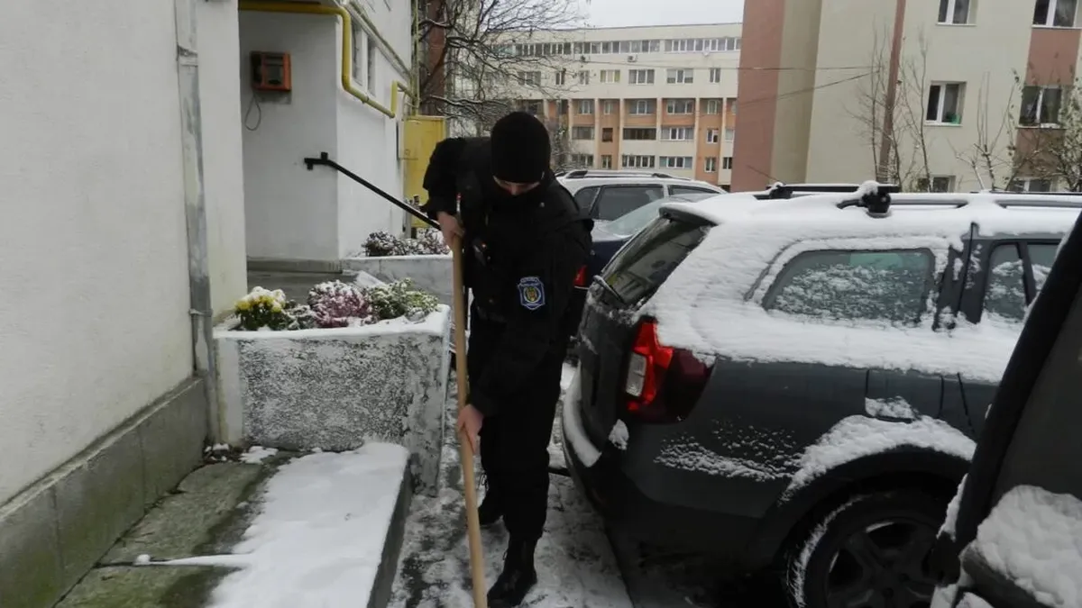 Amenzi uriaşe pentru cei care nu curăţă zăpada de pe trotuarul din faţa casei sau a blocului. Este sancţionată şi depozitarea necorespunzătoare a zăpezii