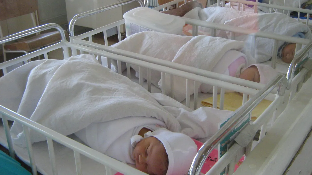 Natalitatea din România este într-o continuă scădere. De ce nu mai vor românii copii. Femeia emancipată nu se vede mamă