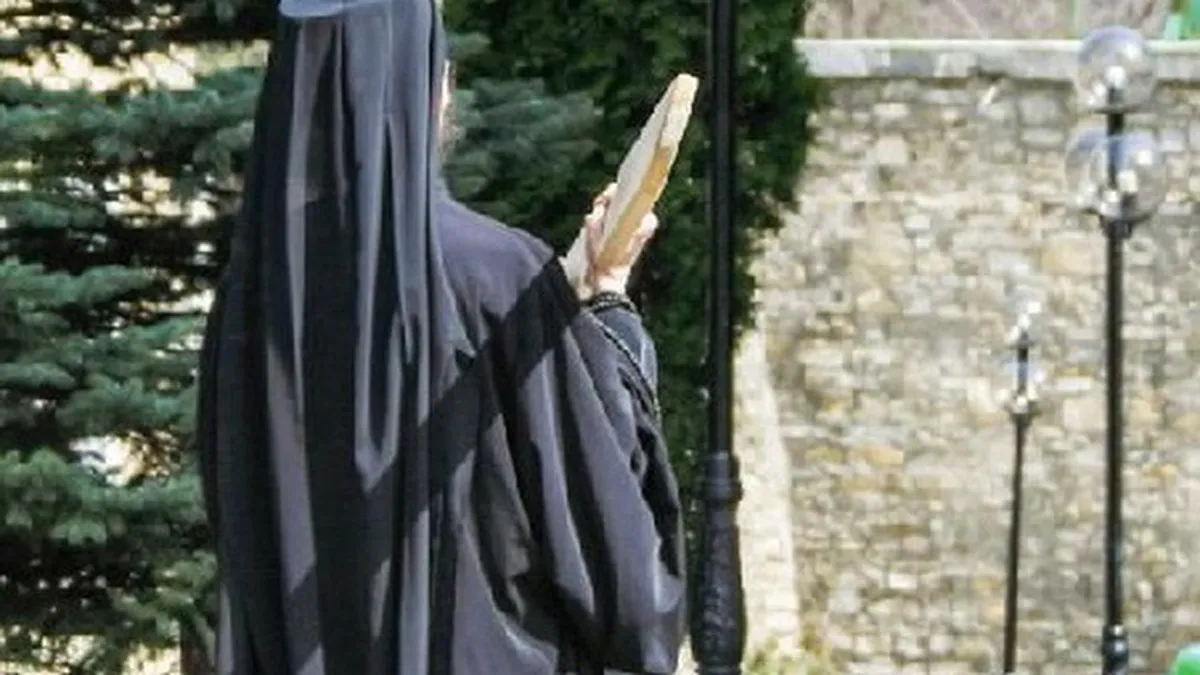 Salariul unui călugăr din România. Cum își câștigă existența oamenii bisericii. Iată pe ce se duc salariile clericilor