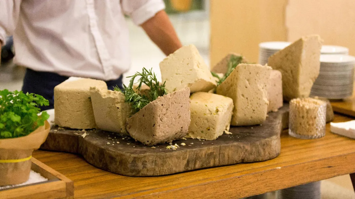 Postul Paştelui 2023. Mâncarea de post care readuce gustul copilăriei are până la 50 de E-uri