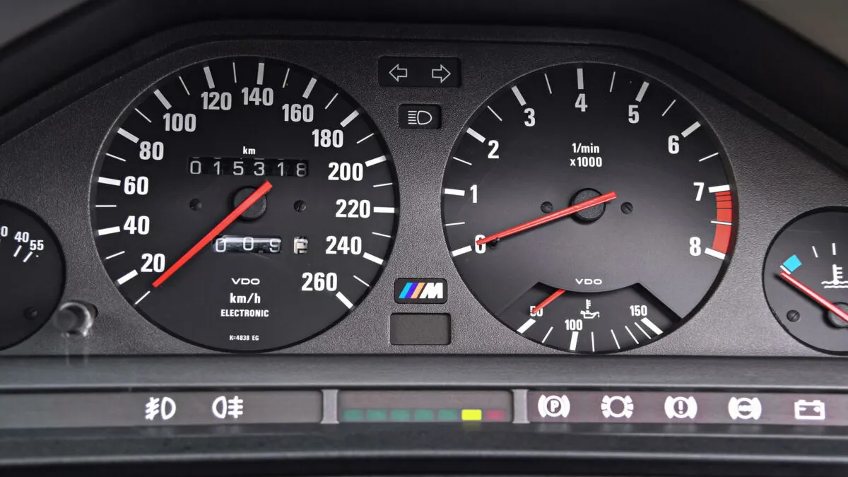 Mașini electrice și hibrid, cu kilometrajul dat înapoi. La ce mărci trebuie să fiți atenți dacă cumpărați un autoturism second-hand