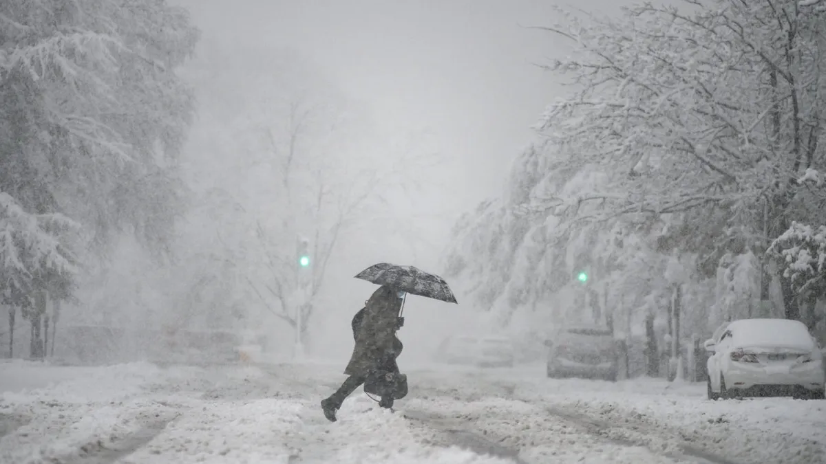 Meteorologii au emis cod portocaliu de furtună. 9 județe vor fi grav afectate. Alte zeci de județe sunt sub cod galben de vreme severă
