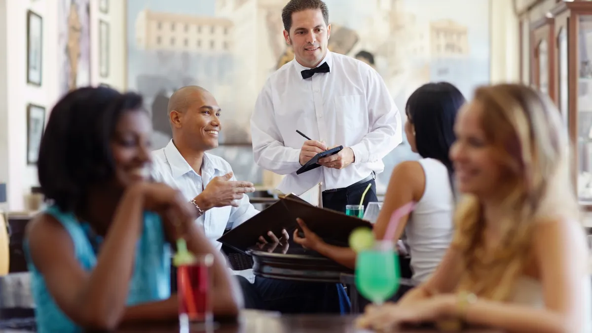 Românii preferă tot mai mult mâncarea fast-food. Marian Gogu, directorul general al KFC România: „Vedem o migrare a consumatorilor dinspre restaurantele à la carte”