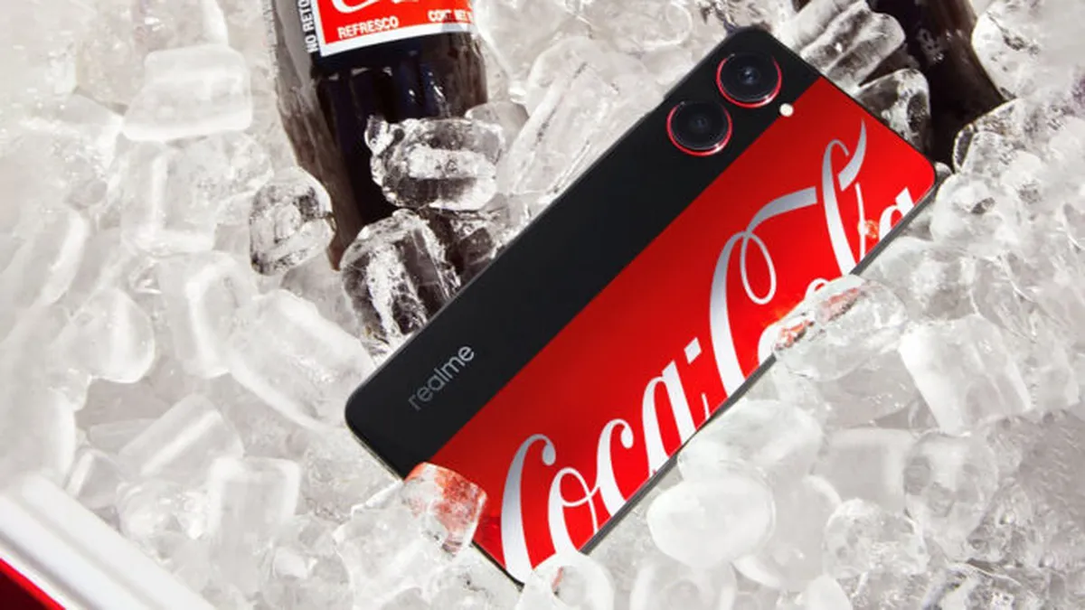 Coca-Cola lansează primul smartphone marcă proprie în colaborare cu Realme, în primăvara lui 2023