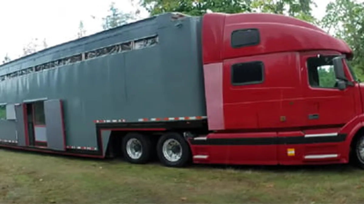 VIDEO| Ei sunt pensionarii care își trăiesc bătrânețea la maxim. Casa mobilă în valoare de 180.000 de dolari le îndeplinește visul tinereții