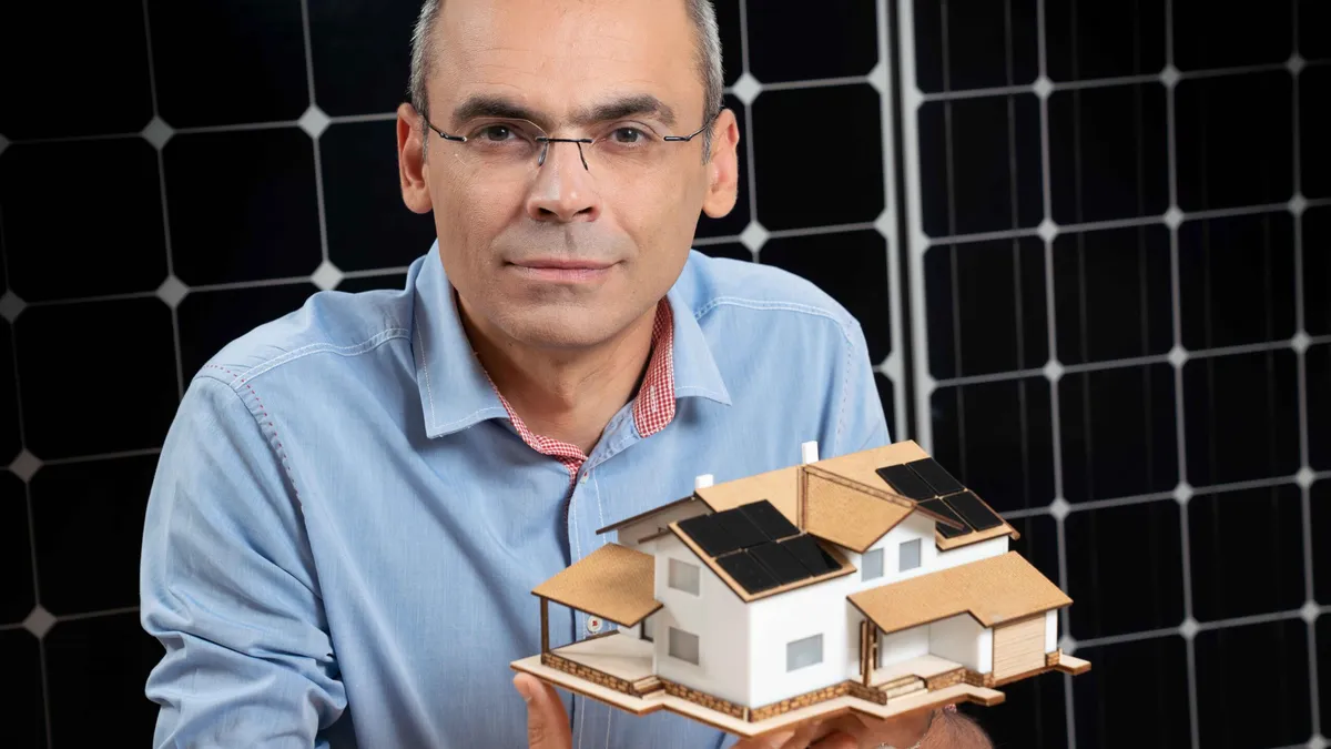 Fotovoltaice 2023. Cât costă să montezi panouri fotovoltaice. Directorul general al E-acumulatori, Dan Tudose „Este opțiunea fiecăruia ce vrea să facă și câți bani are disponibili”