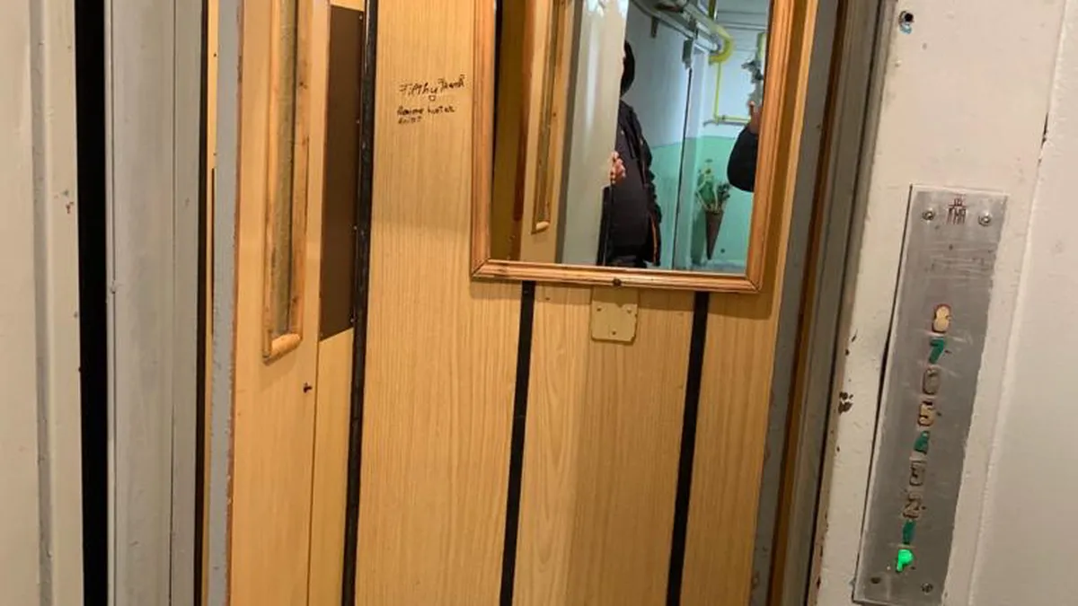 Atenție români! Sunteți amendați dacă folosiți liftul necorespunzător. Ce este interzis, de fapt