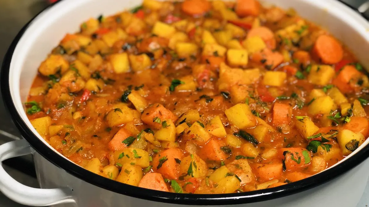 Trucul genial al gospodinelor. Ingredientul surpriză care transformă tocănița de cartofi în deliciul suprem!