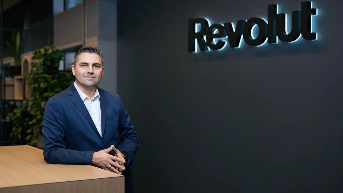Schimbare majoră pentru clienţii Revolut. Se poate investi într-un portofoliu de peste 1.000 de acţiuni la bursele din SUA
