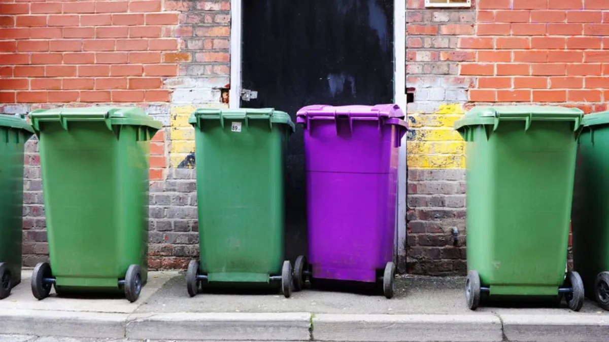 Protest față de costurile uriașe din Marea Britanie. Cine este artistul care s-a mutat într-o pubelă de gunoi