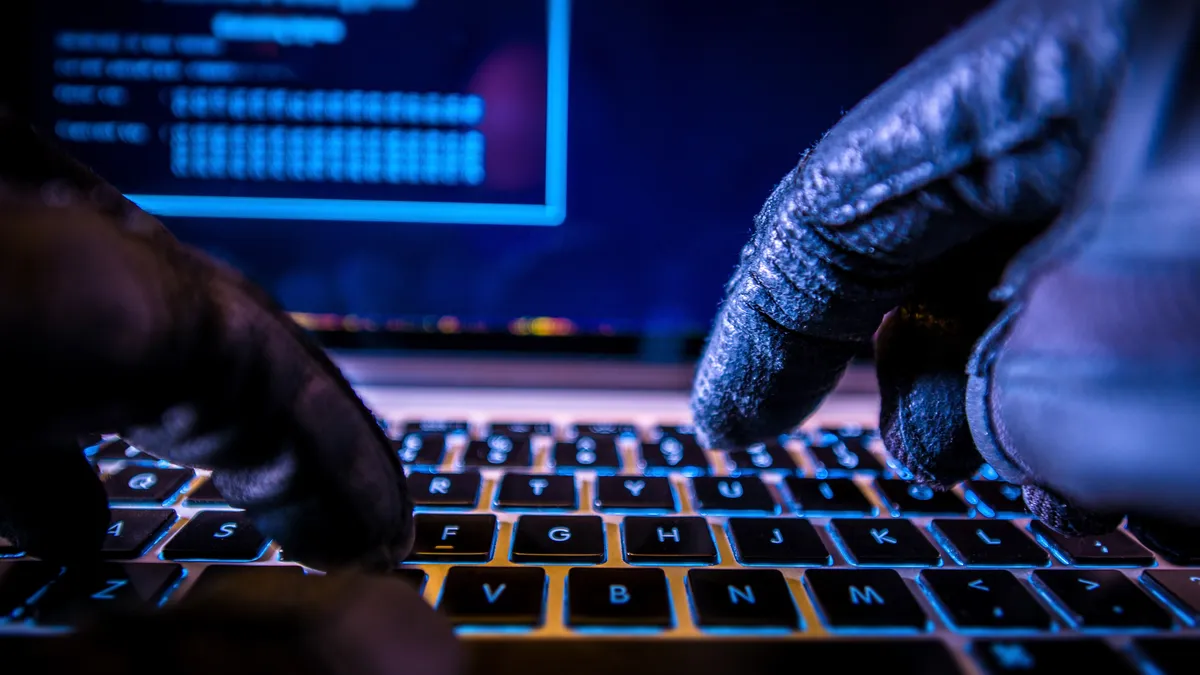 Mare atenție la mesajele primite de la bancă! S-a depistat o nouă metodă de fraudă online. Cum să te ferești și să nu pici în plasa escrocilor
