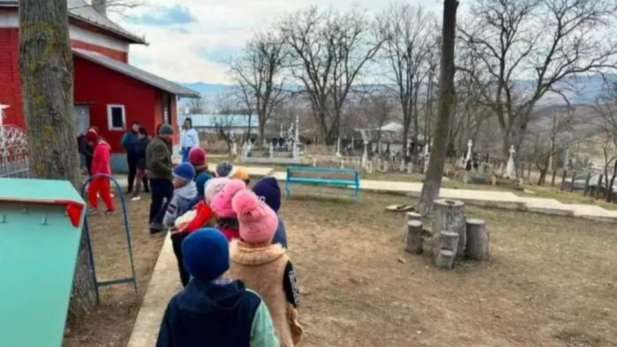 Imagini șocante surprinse în Vaslui! Elevii unei școli obligați să își țină cursurile în cimitir