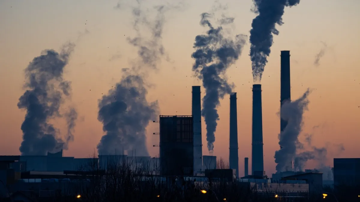 Proiect de lege. Lista localităţilor unde românii se pot pensiona mai devreme, fără să plătească penalizări, urmează să fie extinsă