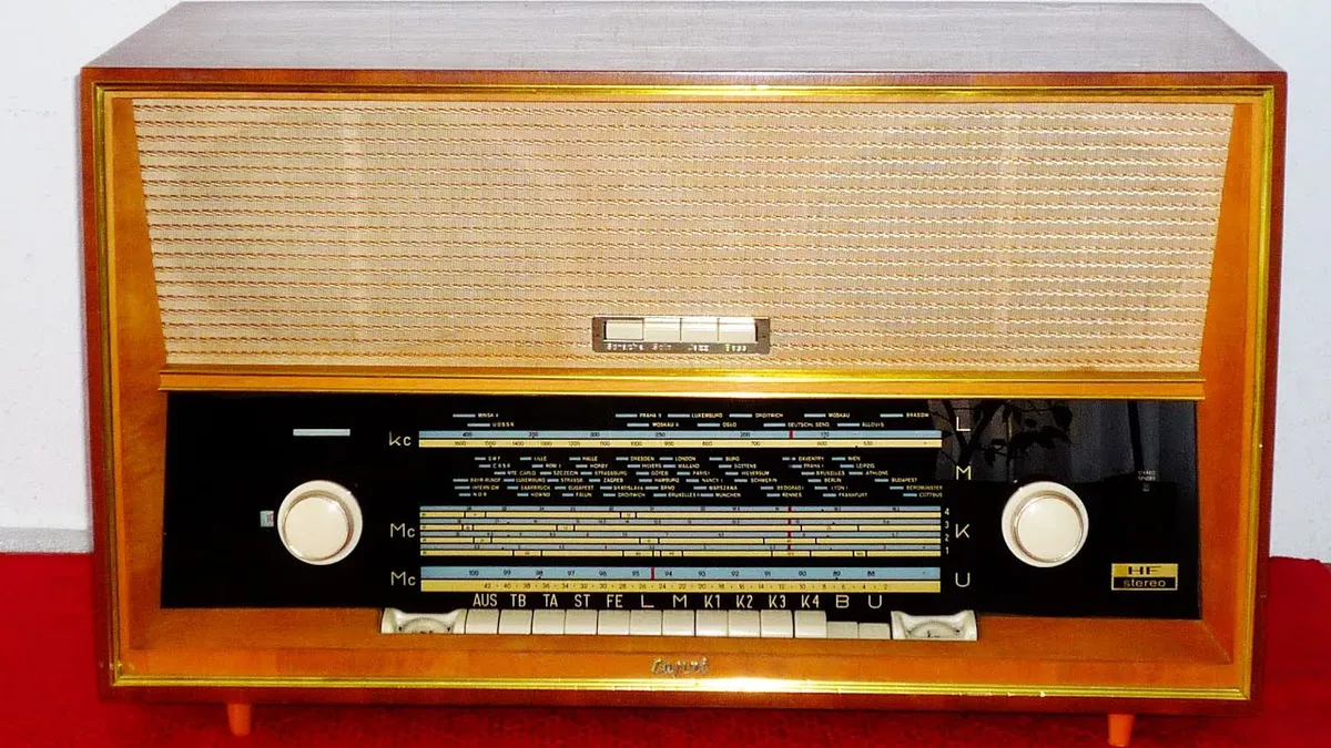 Radiourile vechi, considerate acum vintage, la mare căutare. Preţul unui aparat radio rămas de la bunici porneşte de la 2.200 de lei