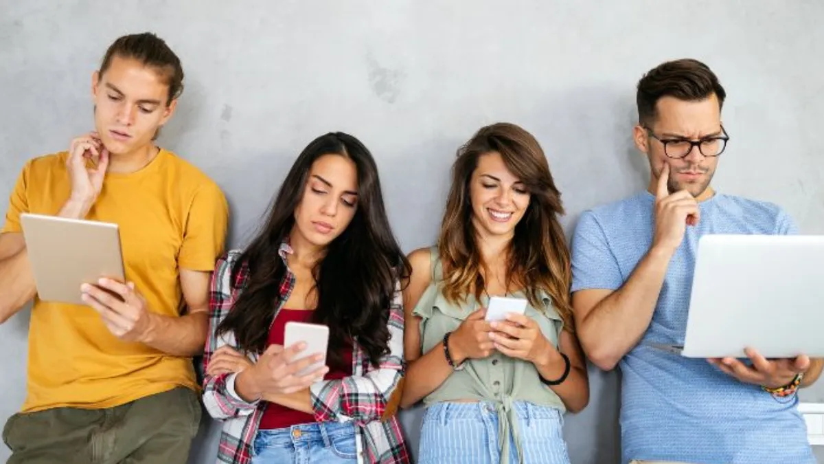 STUDIU Ce așteptări are Generația Z a României de la viitor. 50% dintre tineri își doresc să părăsească Europa