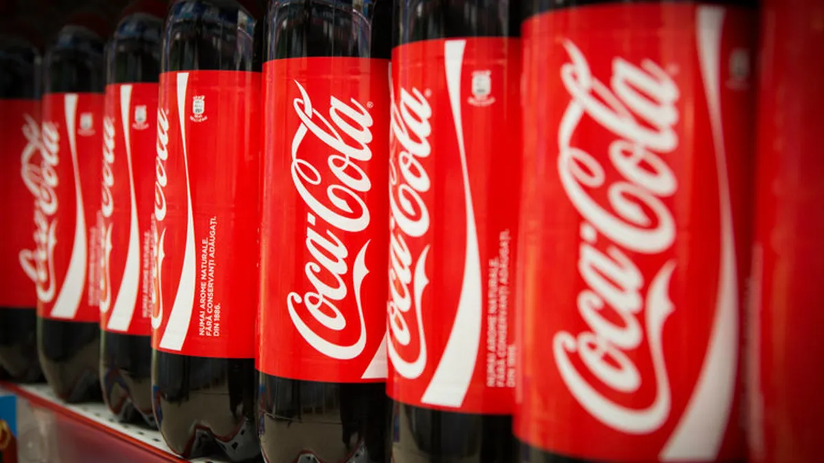 Atenție fani Coca-Cola! Noul ambalaj în premieră în România! Cu ce vine nou brandul pentru clienții săi?