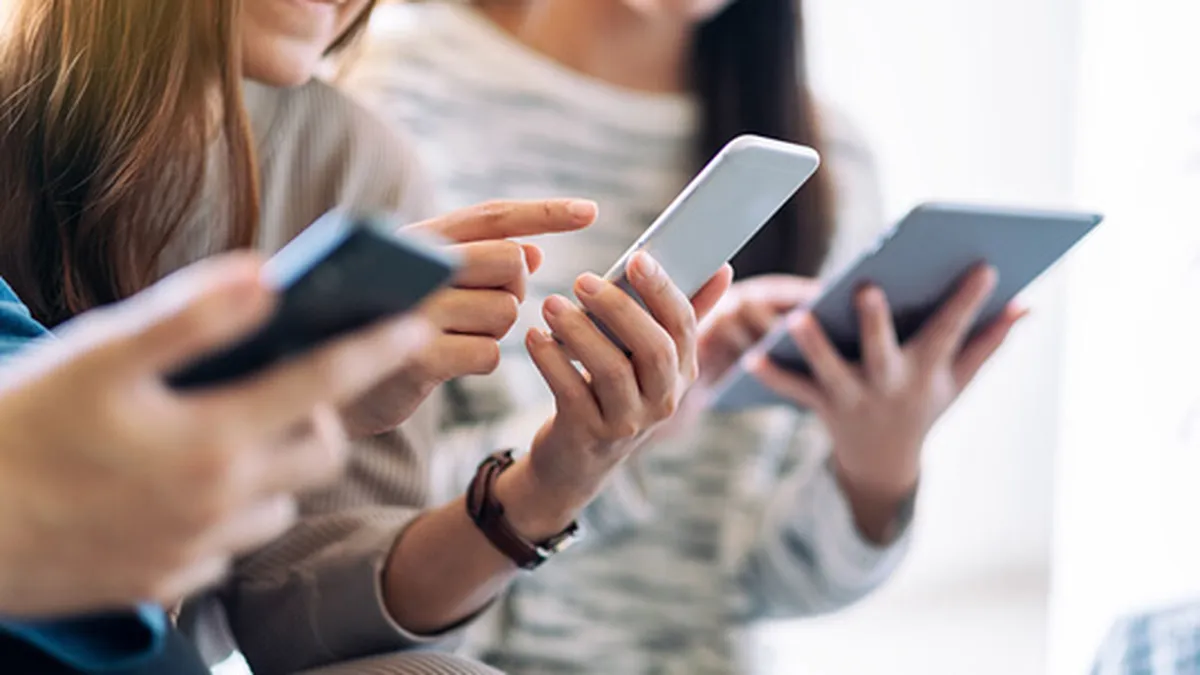 Românii, dependenți de internet. Care sunt motivele pentru care oamenii pierd atât de mult timp în fața unui ecran