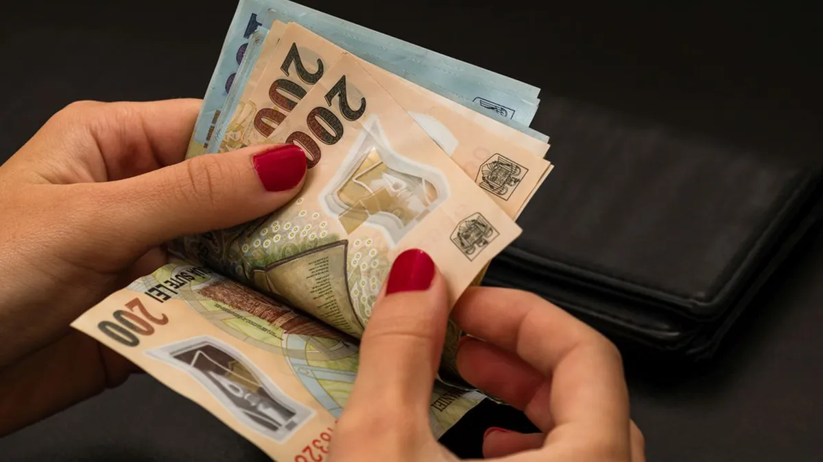Raportul INS arată că salariul mediu net a crescut. Domeniile în care s-au înregistrat cele mai mari valori