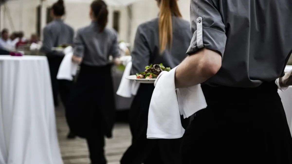Joburi disponibile în HoReCa și turism. Ce salariu poate câștiga un ospătar: De regulă, solicitările vin din partea studenţilor şi liceenilor