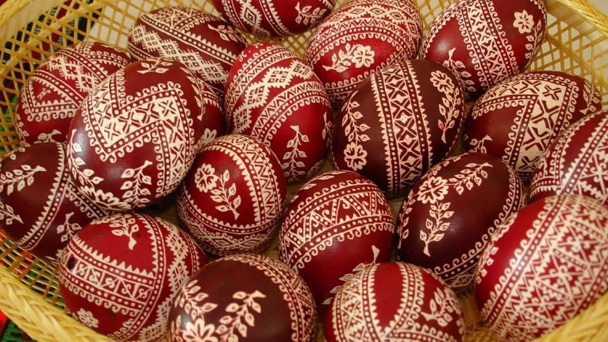Cum să vopsești ouăle de Paște folosind doar ingrediente naturale. Pe multe le ai sigur deja prin bucătărie