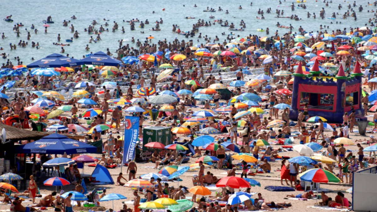În ciuda prețurilor tot mai mari, românii „se bat” pe cazările pe litoralul românesc. Cât trebuie să plătești pentru o singură noapte la Marea Neagră