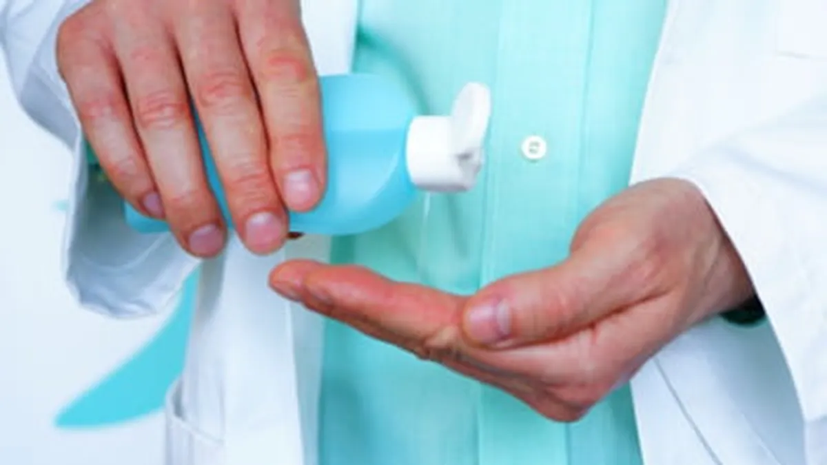 Înșelătorii pe bandă rulantă în zeci de spitale din țară! Dezinfectanți cu etichete false au pus viața medicilor în pericol