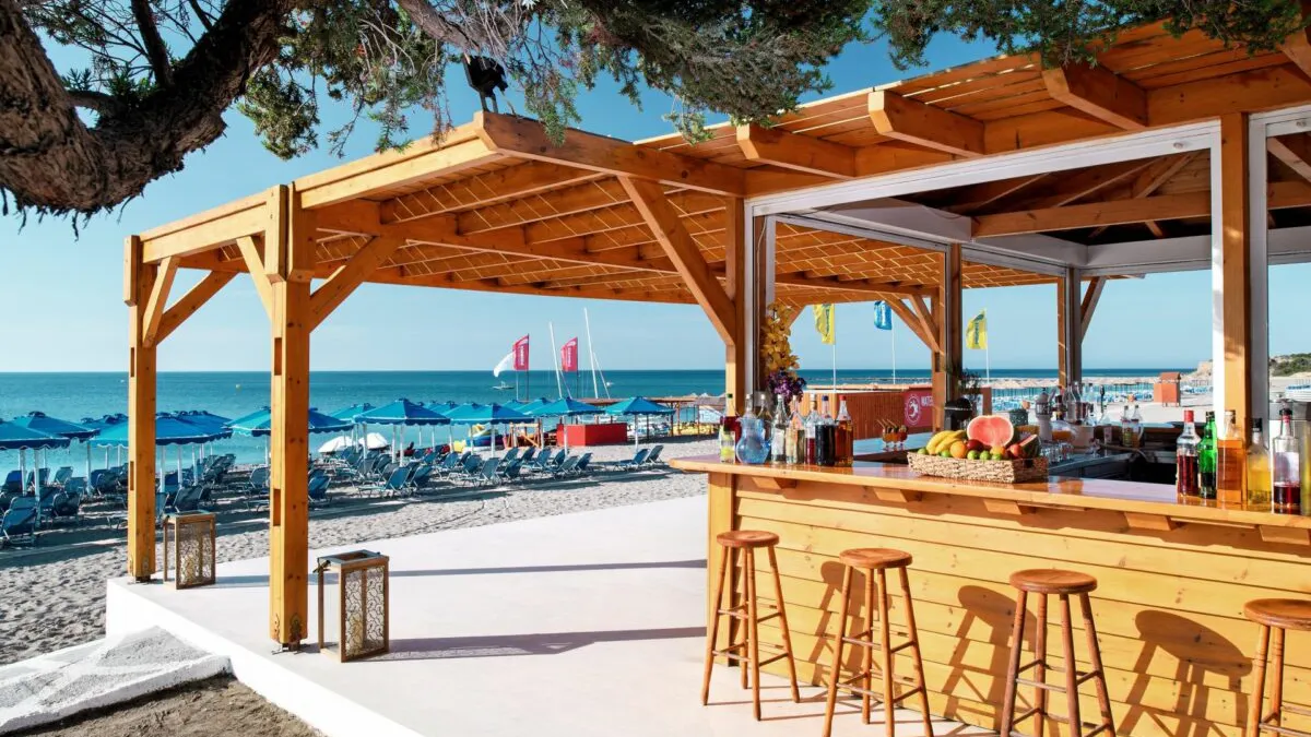 Fără beach-baruri la început de sezon estival. Administratorii de plaje se plâng pentru că nu îşi mai pot lua în timp util autorizațiile de funcționare