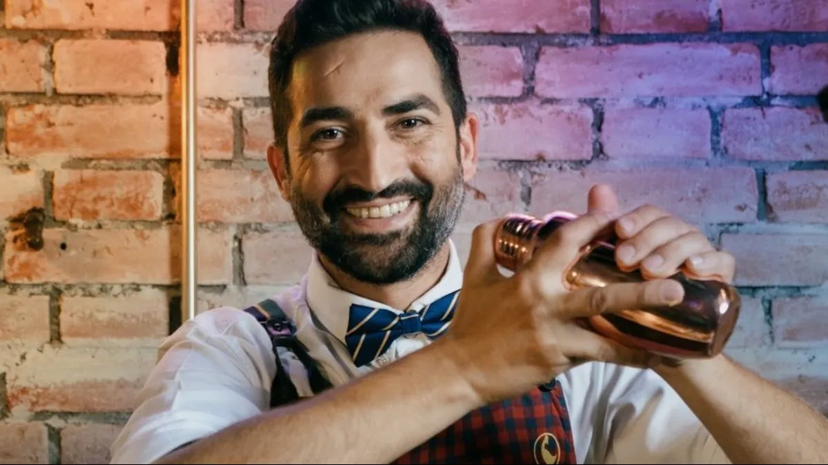 Românul desemnat cel mai bun barman din Spania. L-a servit chiar și pe regele Felipe al VI-lea. „Mulți consideră artă ceea ce face el”