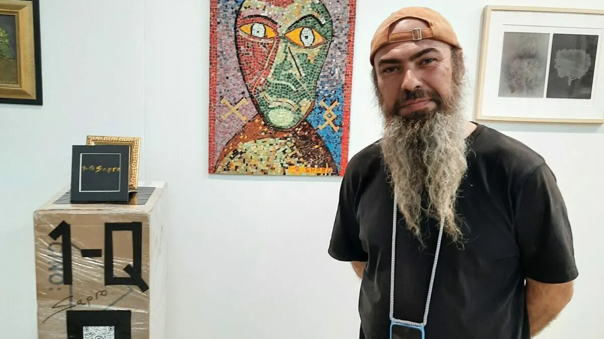 Vă mai amintiți de 1-Q Sapro? Artistul s-a reprofilat și s-a apucat de pictură: Am exponate din mozaic, din sticlă de murano