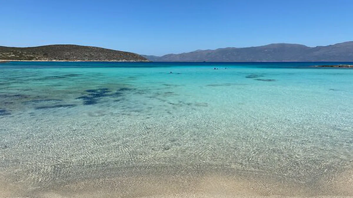 FOTO + VIDEO| „Hawaii de Grecia” atrage turiștii ca un magnet! Cum poți să ajungi pe insula paradis