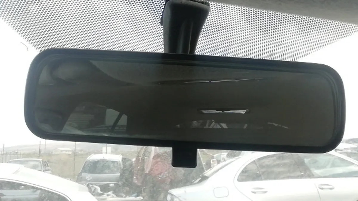 Butonul secret de pe oglinda retrovizoare a mașinii. Ce se întâmplă dacă îl apeși