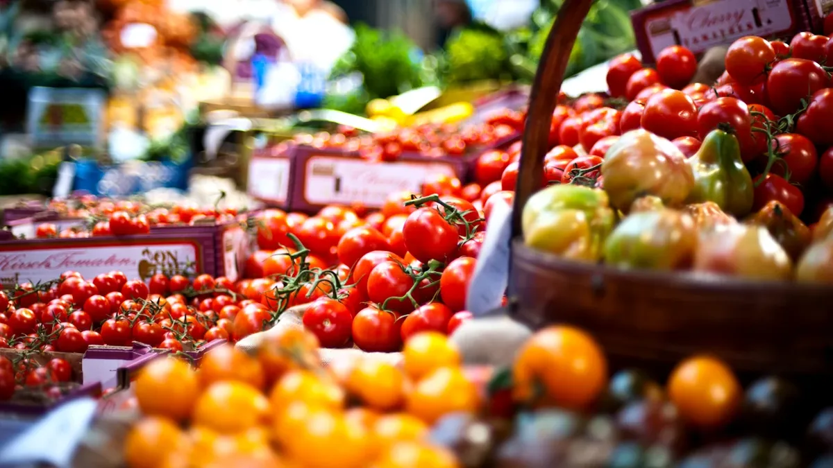 Cât a ajuns să coste la piaţă un kilogram de roşii româneşti. Mulţi au rămas şocaţi de noile prețuri înainte de Rusalii