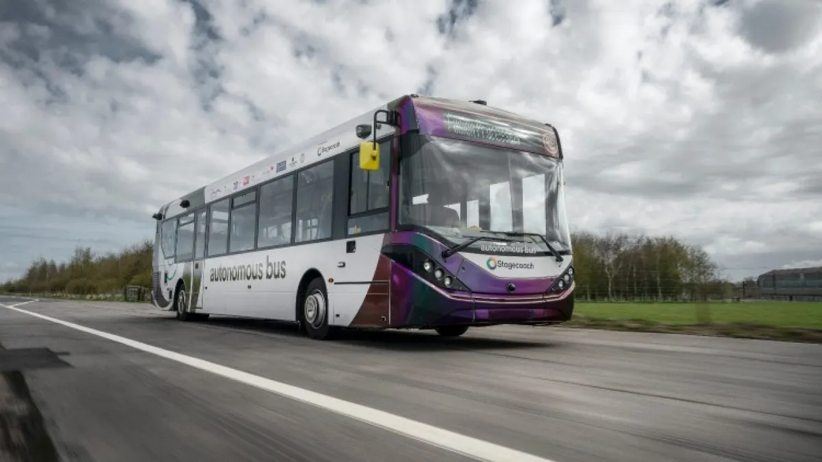 Premieră în Marea Britanie! Prima linie de autobuze care se conduc singure!