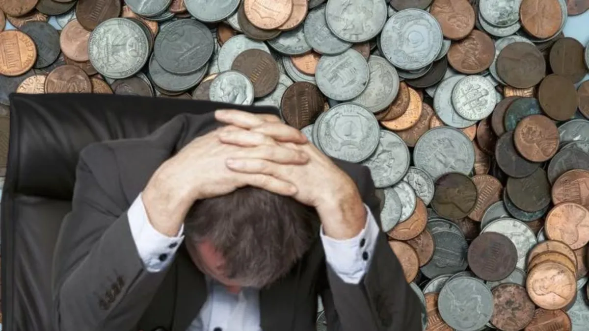 Situație halucinantă! Un angajat și-a primit salariul restant de aproape 1.000 de dolari în monede unse cu ulei de la angajator