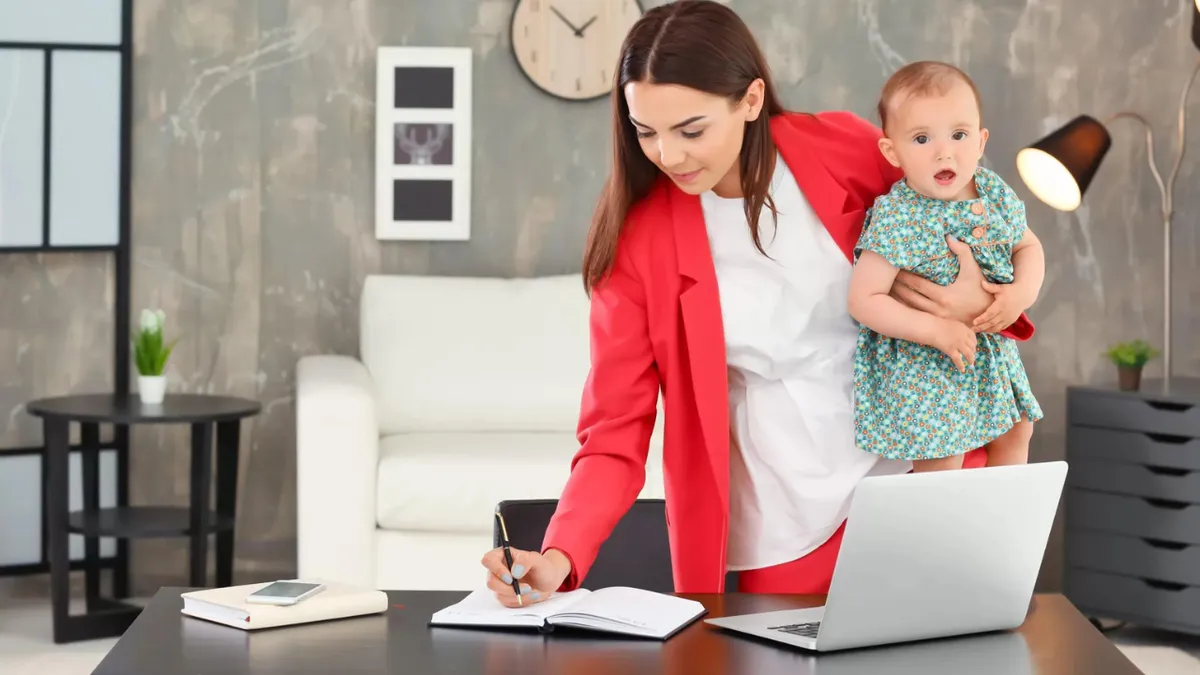 Angajații cu copii de până la 11 ani pot munci de acasă 4 zile pe lună. Legea a fost adoptată în Parlament