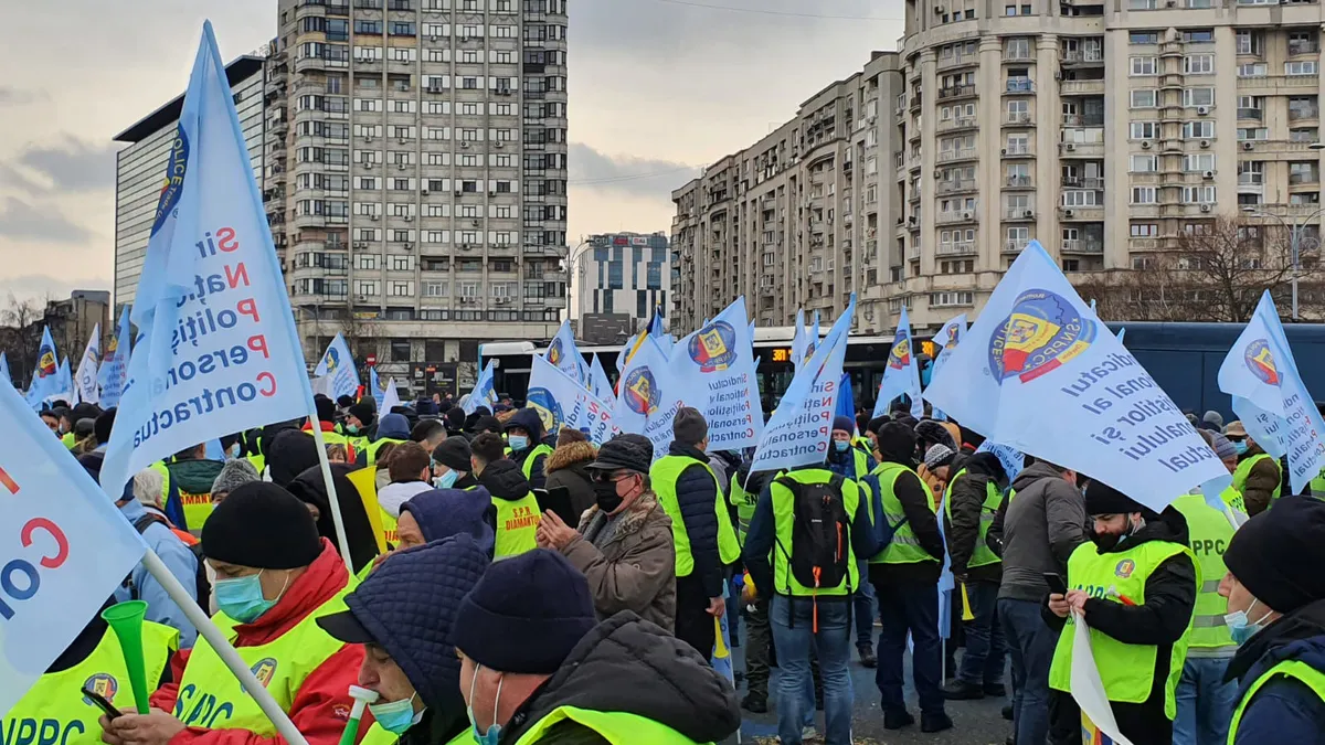 Încă un protest răsare din partea polițiștilor! Vor să-și dea demisia, după ce au auzit cât câștigă un manipulant la Lidl „Sor-mea este manipulant la Lidl și ia 4.000 de lei și trebuie să aibă grijă să nu cadă borcanele din raft”