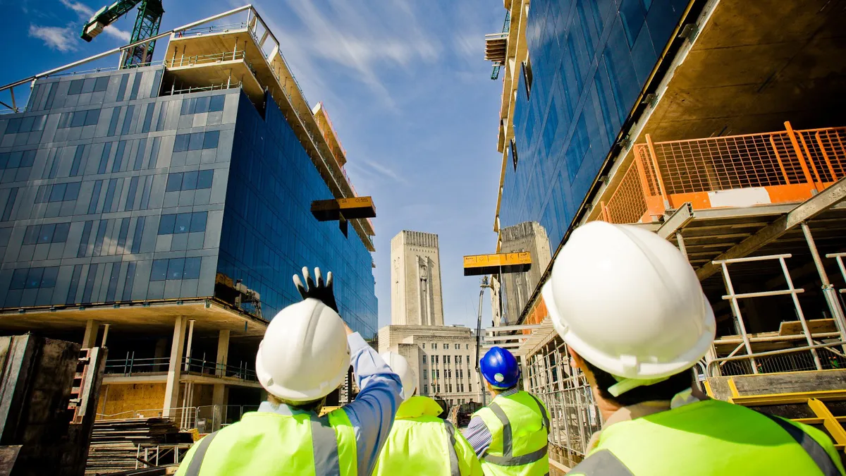 Raport INS: volumul construcţiilor în creştere cu 12% pe primele patru luni faţă de aceeaşi perioadă a anului trecut, dar scade de la lună la lună