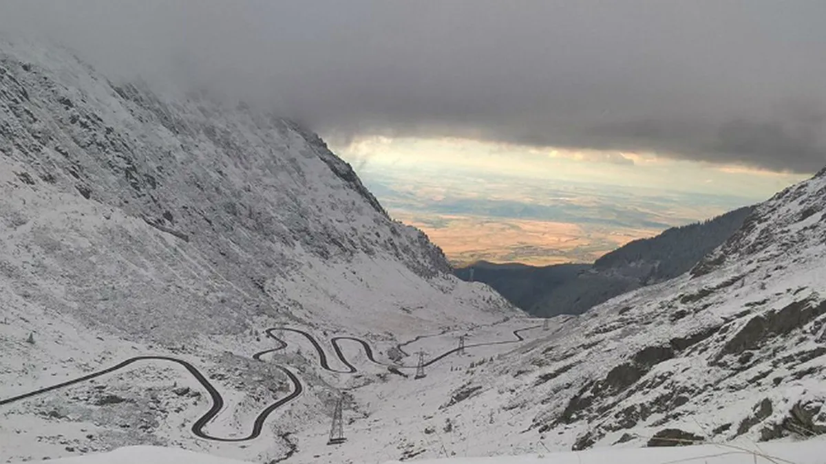 Când se deschide Transfăgărășan. Autoritățile fac ultimele deszăpeziri. Zăpada trece de 2 metri în unele zone