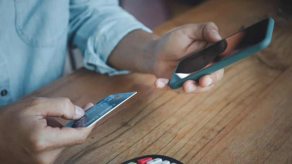 Cazul șocant al unui român care a rămas fără 9.000 de lei, după ce a intrat pe o reclamă de pe internet. Ce fac autoritățile?