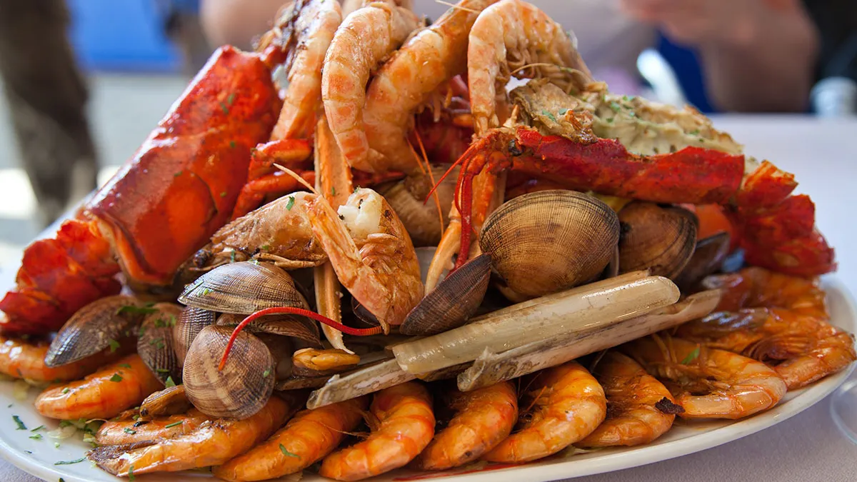 Cât a ajuns să coste un platou de fructe de mare în Grecia. Ce sumă ar trebui să scoată din buzunar două persoane pe o masă