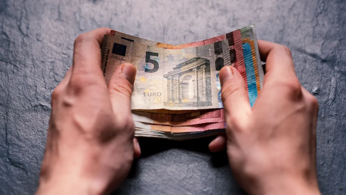 Diferenţe uriaşe între nivelurile de trai în interiorul UE. Cea mai bogată ţară are un salariu minim de aproape şapte ori mai mare decât cel mai mic din Uniune