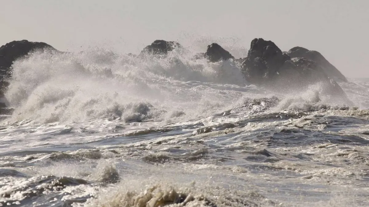 Litoralul românesc, în pericol! Viitura de pe Nipru va afecta în curând și România. Cantități colosale de gunoi se vor regăsi în Marea Neagră