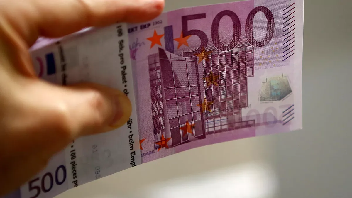 Alertă printre turiştii români din Grecia. De ce nu li se acceptă plata cu bancnote de 500 de euro